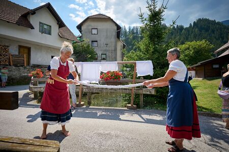 52. Lučki dan_Od štanta do štanta. Perice na vaškem perišču